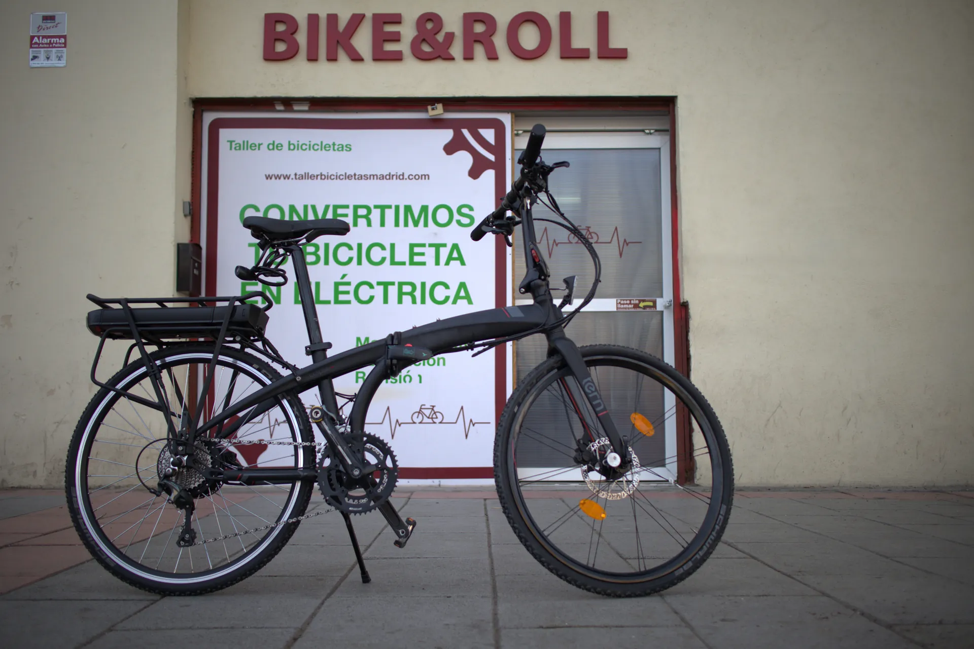 Proceso de cambio de celdas de litio en laboratorio