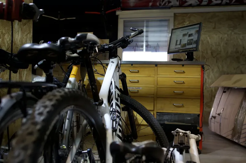 Interior del taller Bike and Roll en Arganzuela